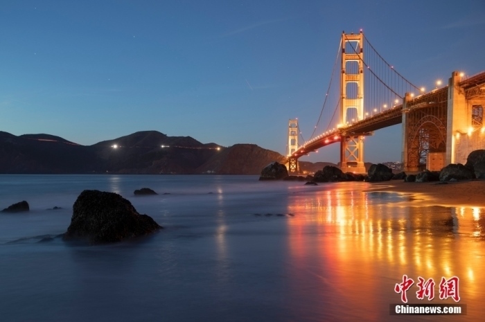 當(dāng)?shù)貢r間10月29日，美國舊金山金門大橋在海浪和夜色的襯托下美如一幅畫。<a target='_blank' href='/'><p class=