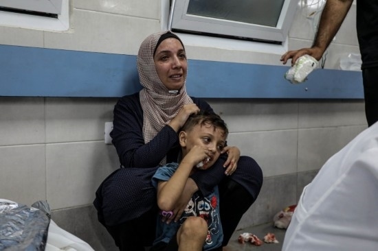 11月3日，人們在加沙城希法醫(yī)院接受治療。新華社發(fā)