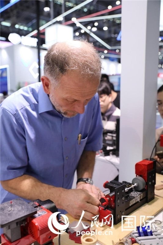 第25屆中國國際高新技術(shù)成果交易會(huì)15日在深圳開幕，圖為展商現(xiàn)場(chǎng)演示精密加工工具。人民網(wǎng)記者 魯揚(yáng)攝