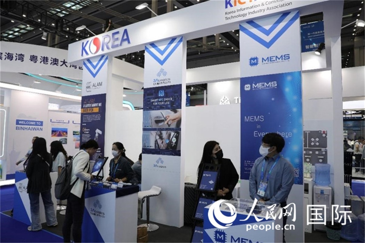 第二十五屆中國國際高新技術(shù)成果交易會(huì)15日在深圳開幕，圖為韓國企業(yè)展臺(tái)（人民網(wǎng)記者 魯揚(yáng)攝）