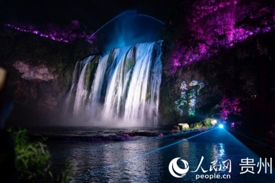 光影中的黃果樹大瀑布。人民網(wǎng) 陽茜攝