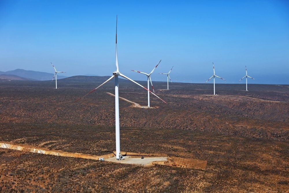 這是2023年2月14日拍攝的位于智利中部沿海的蓬塔謝拉風(fēng)電場(chǎng)。蓬塔謝拉風(fēng)電場(chǎng)是中國(guó)在智利投資建設(shè)的首個(gè)風(fēng)電場(chǎng)，2018年正式投產(chǎn)發(fā)電，可滿足13萬(wàn)戶家庭的用電需求，同時(shí)每年還能減少15.7萬(wàn)噸碳排放。