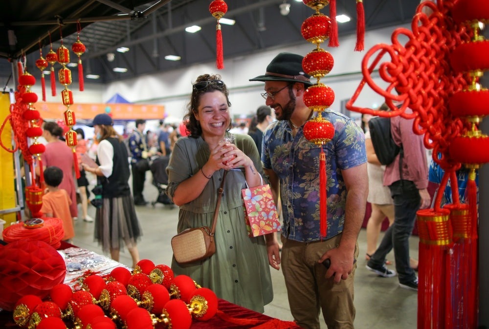 2023年1月21日，在新西蘭奧克蘭舉行的迎接中國(guó)農(nóng)歷春節(jié)活動(dòng)上，人們購(gòu)買新春裝飾品。這個(gè)活動(dòng)吸引當(dāng)?shù)厣先f(wàn)名各族裔民眾聚集一起，共迎中國(guó)春節(jié)。