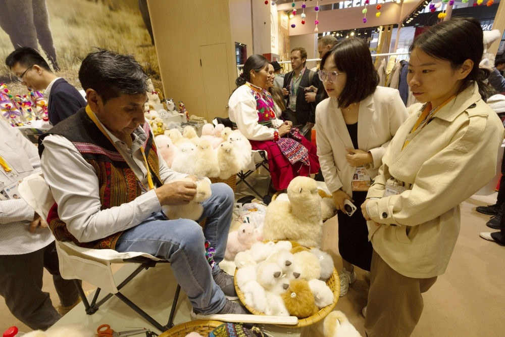 2023年11月7日，秘魯羊駝毛制品手藝人馬馬尼大叔在中國(guó)上海舉辦的第六屆進(jìn)博會(huì)上展示羊駝玩偶制作工藝。秘魯特色羊駝毛制品連續(xù)六屆在進(jìn)博會(huì)上亮相，收獲大量訂單。進(jìn)博會(huì)大舞臺(tái)讓秘魯傳統(tǒng)手藝人有了更廣闊的發(fā)展空間。