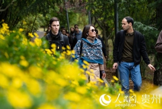 歐亞國家媒體記者走進(jìn)觀山湖公園。人民網(wǎng) 陽茜攝