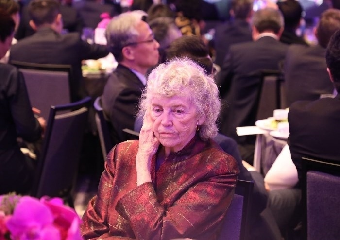 當?shù)貢r間11月15日晚，國家主席習近平在美國舊金山出席美國友好團體聯(lián)合舉行的歡迎宴會。在熱烈的掌聲中，習近平發(fā)表重要演講。圖為參加晚宴人士認真聆聽演講。人民日報記者 李志偉 攝