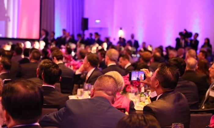 當?shù)貢r間11月15日晚，國家主席習近平在美國舊金山出席美國友好團體聯(lián)合舉行的歡迎宴會。在熱烈的掌聲中，習近平發(fā)表重要演講。圖為參加晚宴人士認真聆聽演講。人民日報記者 李志偉 攝