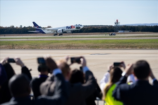 2023年11月8日，運(yùn)送大熊貓的專機(jī)從美國(guó)弗吉尼亞州的華盛頓杜勒斯國(guó)際機(jī)場(chǎng)起飛。旅居美國(guó)的大熊貓“美香”“添添”和它們?cè)谌A盛頓出生并長(zhǎng)大的雄性幼崽“小奇跡”當(dāng)天啟程返回中國(guó)。新華社記者 劉杰攝