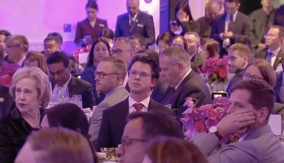 △當(dāng)?shù)貢r(shí)間11月15日晚，習(xí)近平主席在美國友好團(tuán)體聯(lián)合歡迎宴會(huì)上發(fā)表演講。圖為參加宴會(huì)的人士認(rèn)真聆聽演講。