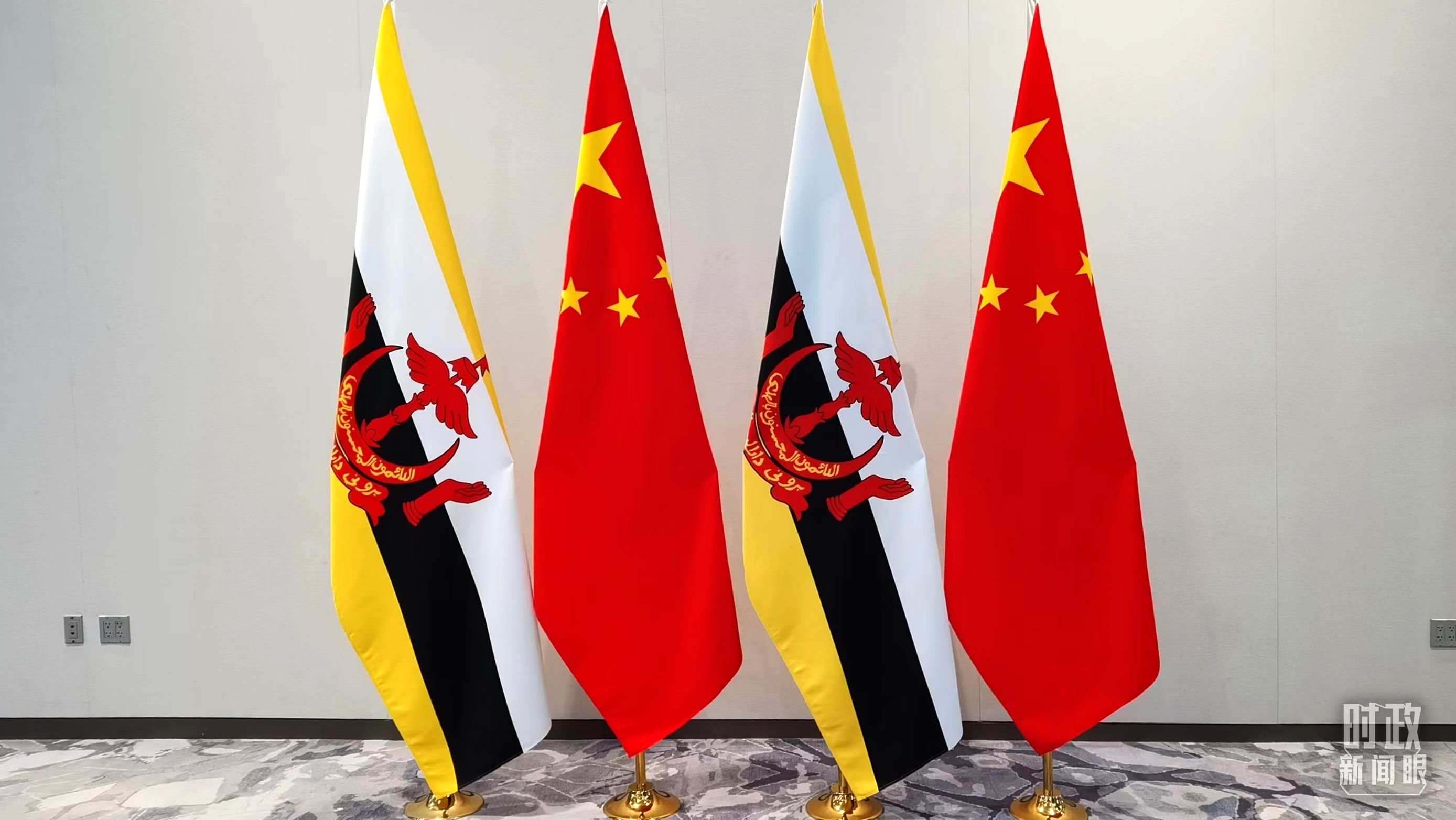 △會談現(xiàn)場的中文兩國國旗。（總臺央視記者郭鴻拍攝）