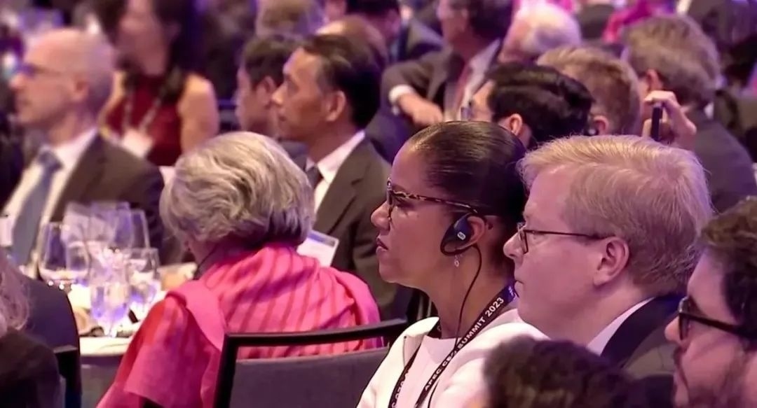 △參加宴會(huì)的人士認(rèn)真聆聽演講。