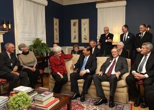 △2012年2月15日，習(xí)近平在前艾奧瓦州友好省州委員會(huì)委員蘭蒂夫人（左三）的家中回憶1985年訪問該地時(shí)的情景。