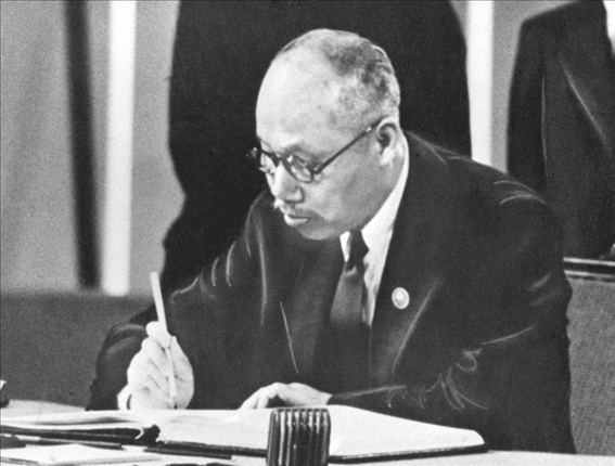 董必武在《聯(lián)合國(guó)憲章》上簽名。新華社發(fā)