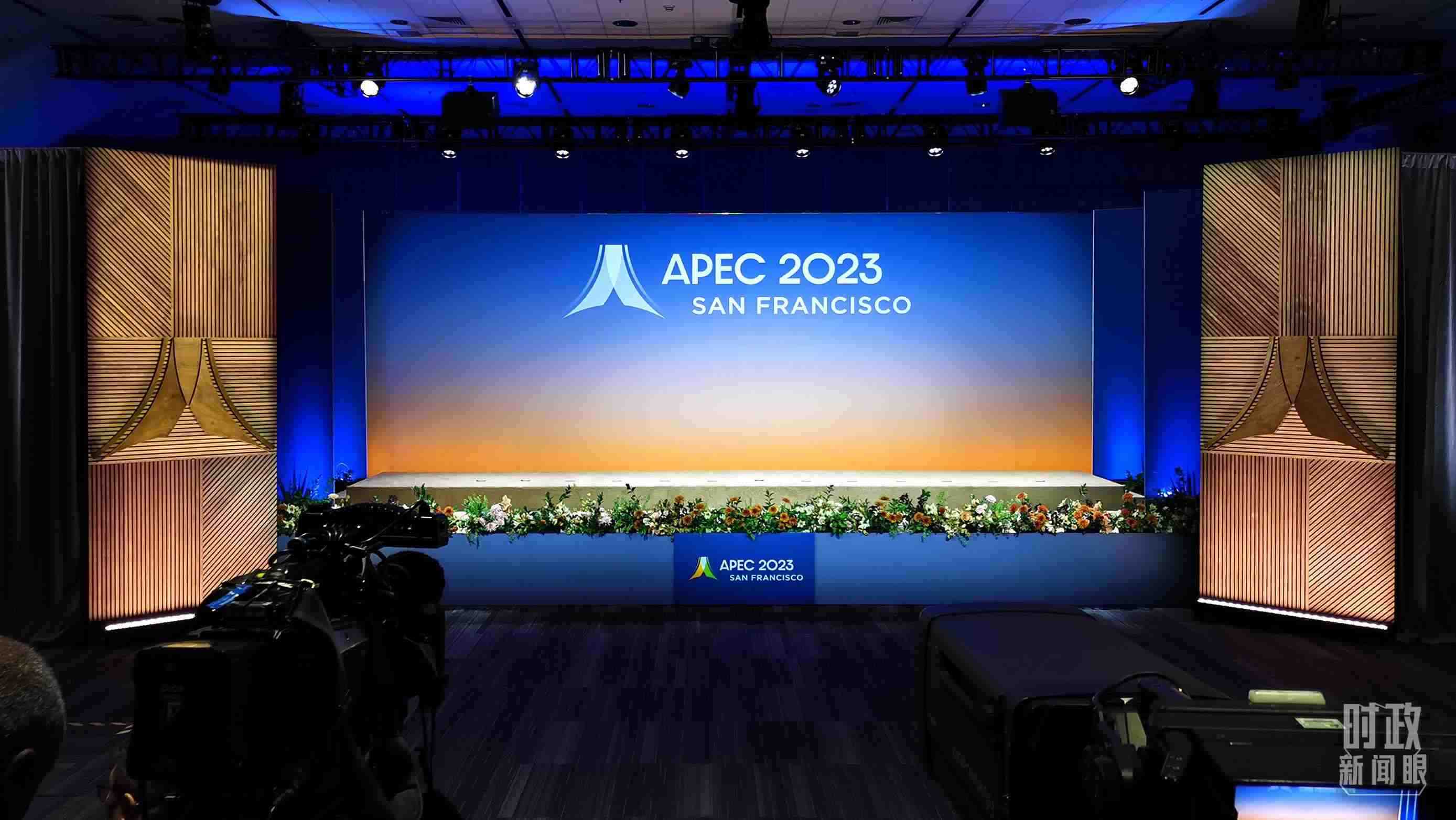 △16日，APEC領導人同東道主嘉賓在對話會前集體合影，圖為記者們在等待合影開始。（總臺央視記者石偉明拍攝）