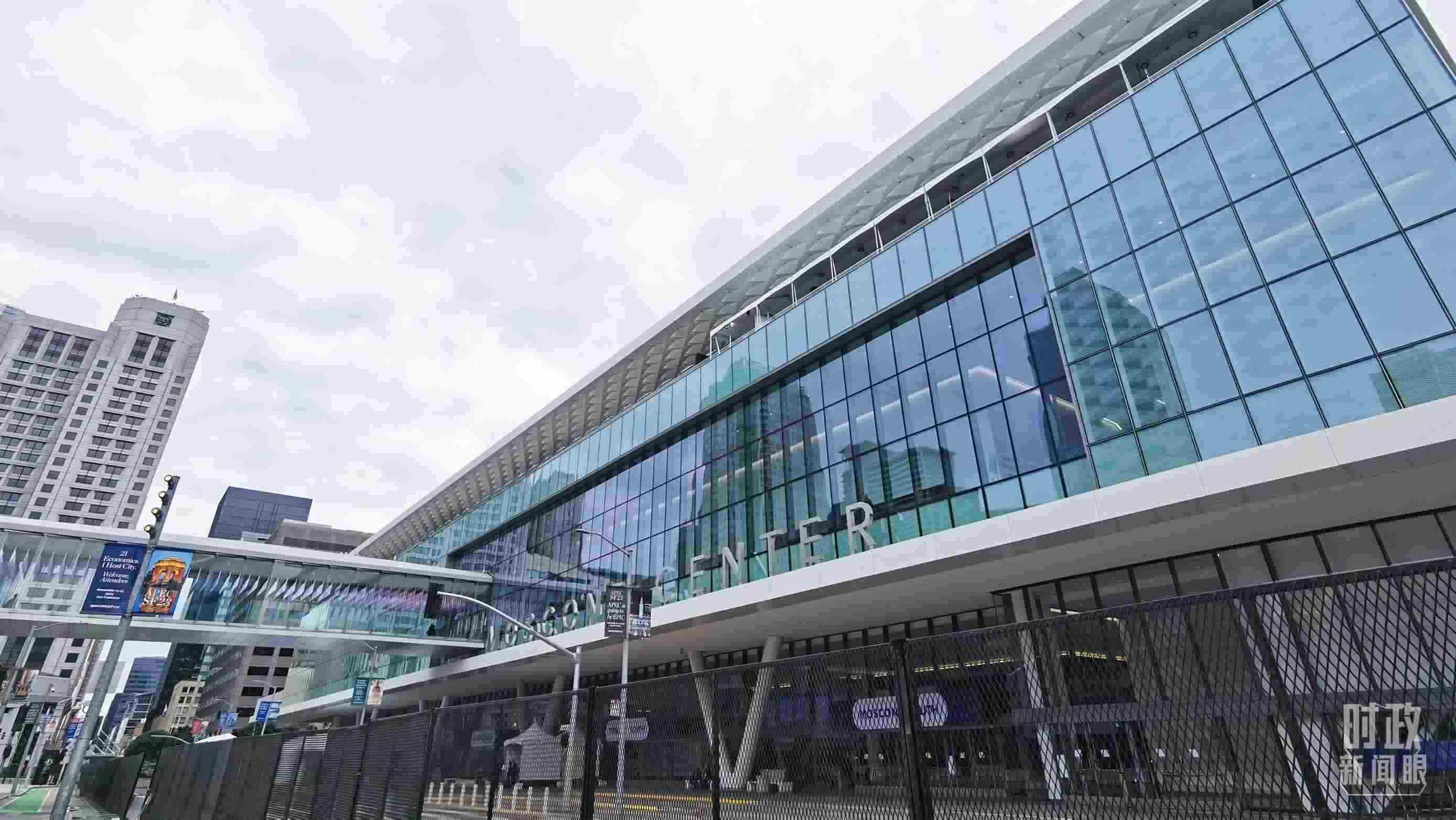 △美國舊金山，莫斯康中心，APEC第三十次領導人非正式會議在這里舉行。（總臺央視記者曹亞星拍攝）