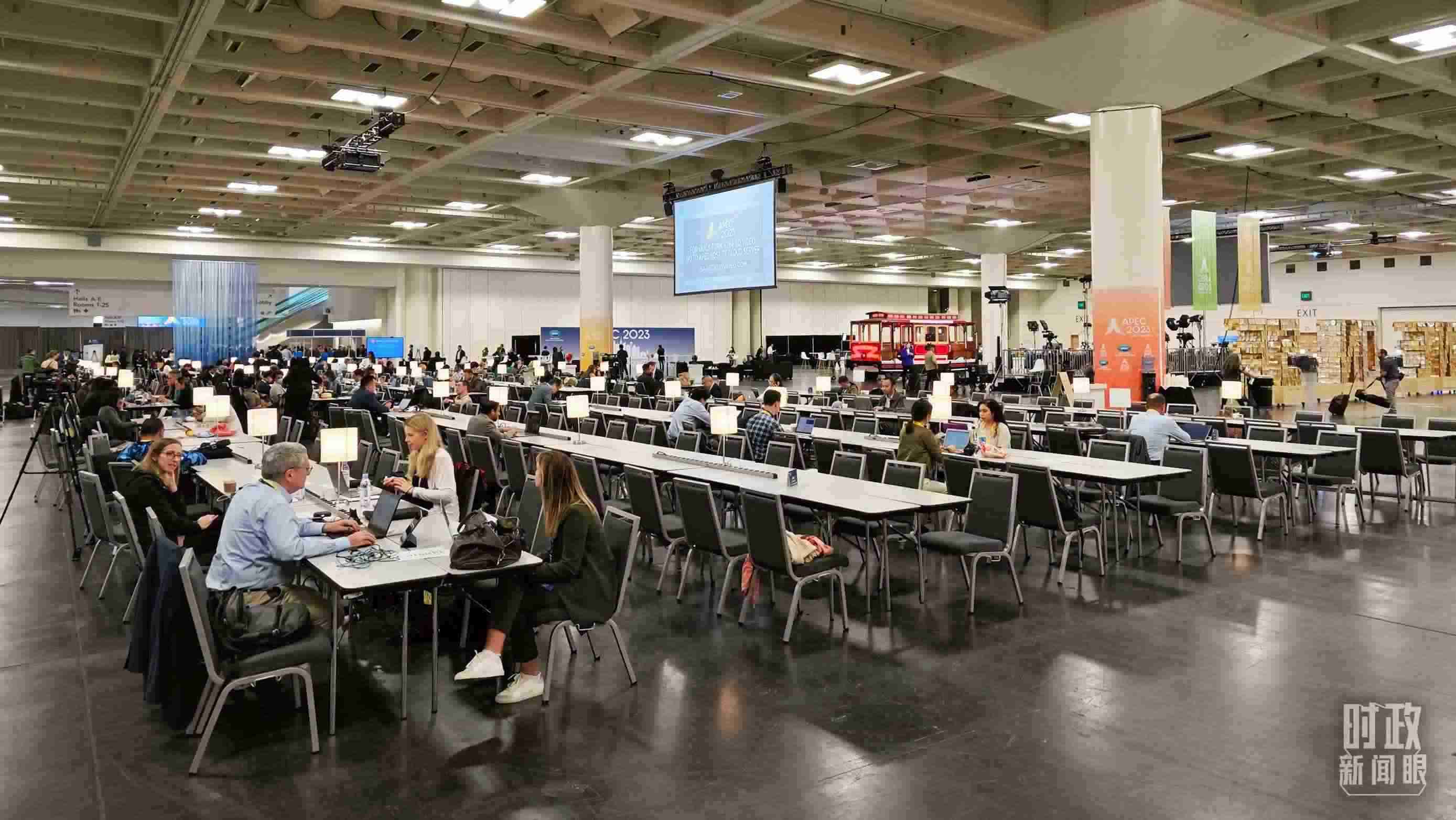 △APEC會議國際媒體中心，各國記者正在工作。（總臺央視記者王哈男拍攝）