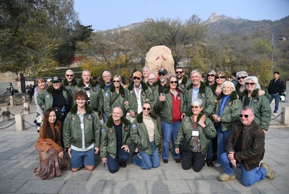 △2023年10月29日，飛虎隊(duì)老兵莫耶一行人在北京八達(dá)嶺長城合影留念。