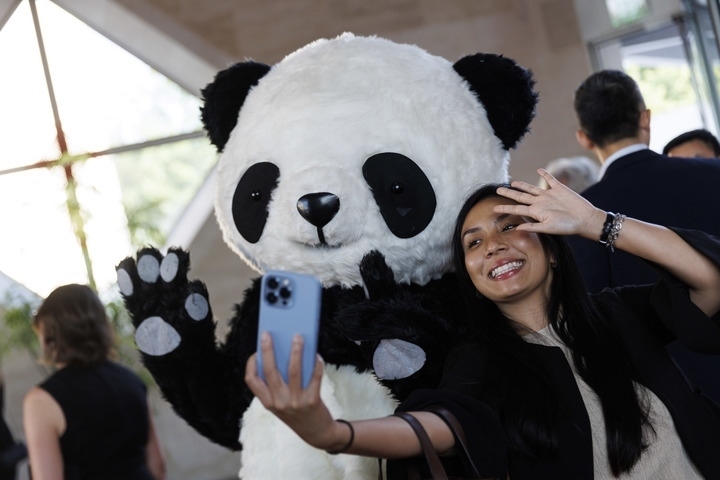 2022年8月24日，在美國華盛頓中國駐美國大使館，來賓與大熊貓玩偶合影。