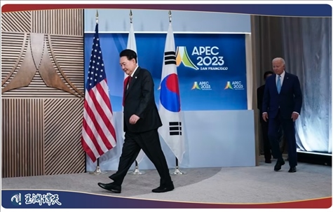 ｜｜日本首相岸田文雄、美國總統(tǒng)拜登以及韓國總統(tǒng)尹錫悅試圖在APEC會(huì)議期間合影