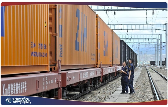 ｜｜新疆阿拉山口，中歐班列從這里經(jīng)過
