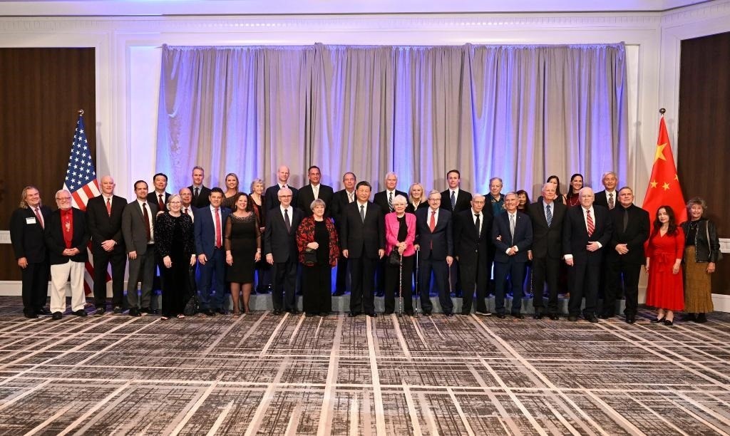 當(dāng)?shù)貢r間11月15日晚，國家主席習(xí)近平在美國舊金山出席美國友好團(tuán)體聯(lián)合舉行的歡迎宴會。這是宴會開始前，習(xí)近平會見飛虎隊和史迪威將軍后人、鼓嶺、艾奧瓦州、華盛頓州等方面友好人士代表，同他們親切交談并合影留念。