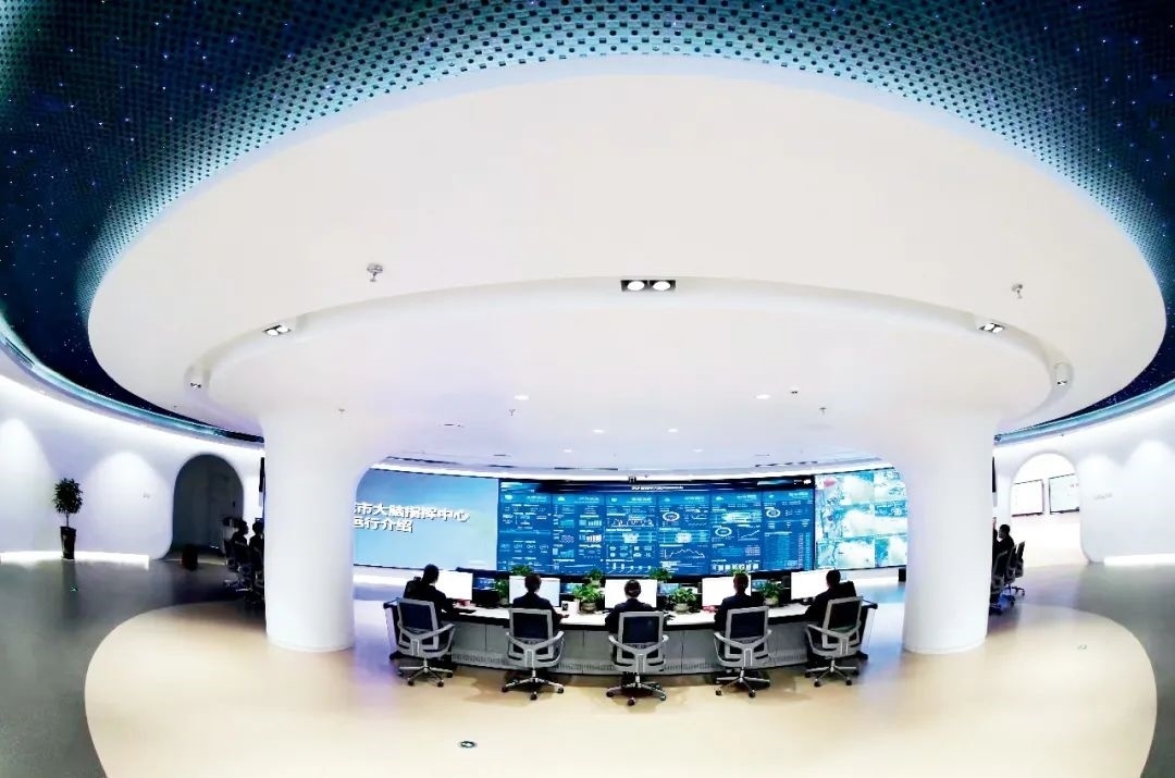 2021年2月2日，江西省撫州市東鄉(xiāng)區(qū)城市大腦指揮中心，工作人員通過城市大腦指揮平臺(tái)實(shí)時(shí)監(jiān)控、抓取、分析相關(guān)案件。