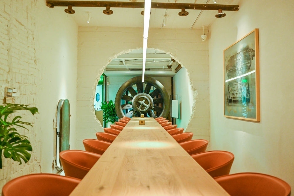 “絲聯(lián)166”園區(qū)內(nèi)保留工業(yè)遺存的咖啡館。（受訪者供圖）