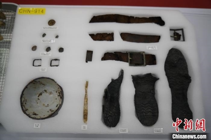 當?shù)貢r間11月22日上午，第十批在韓中國人民志愿軍烈士遺骸裝殮儀式在韓國舉行。圖為裝殮儀式現(xiàn)場拍攝的部分志愿軍烈士遺物。中新社記者劉旭 攝