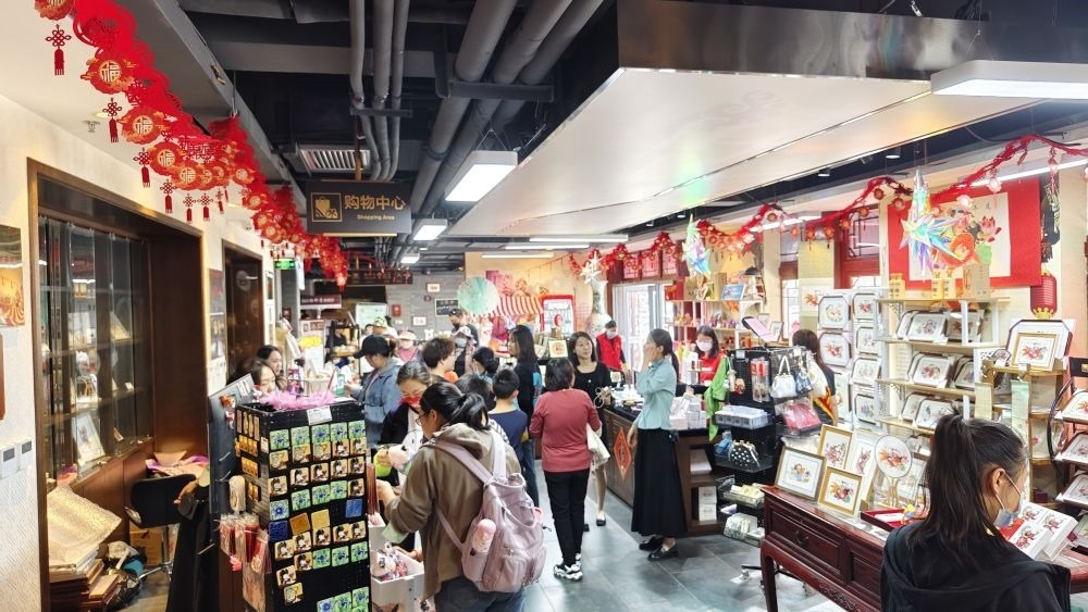 游客在天津市西青區(qū)楊柳青民俗文化館游覽。（新華社記者宋瑞 攝）