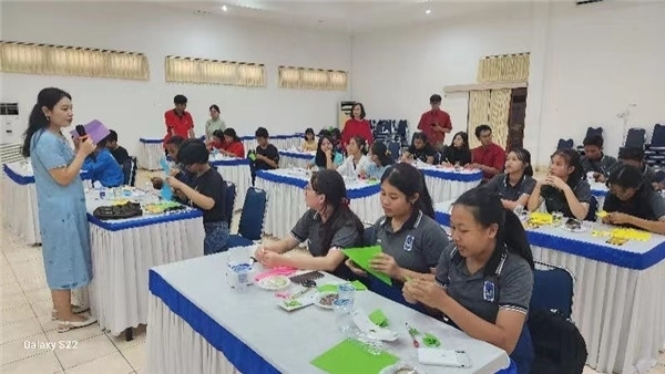 巴陵康孔子學(xué)院中方院長(zhǎng)朱敏霞講解中國(guó)的二十四節(jié)氣。主辦方供圖