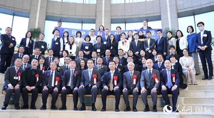 到場(chǎng)嘉賓與中國(guó)駐日本大使吳江浩合影留念。人民網(wǎng) 許可攝