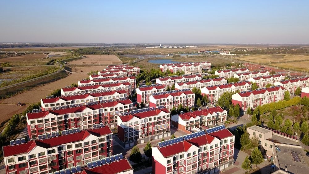 山東省東營(yíng)市墾利區(qū)楊廟社區(qū)（2021年10月17日攝，無(wú)人機(jī)照片）。新華社記者 郭緒雷 攝