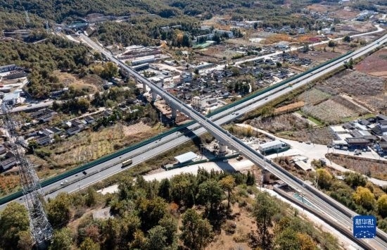 11月25日在麗江市境內(nèi)拍攝的即將開通的麗香鐵路（無人機(jī)照片）。