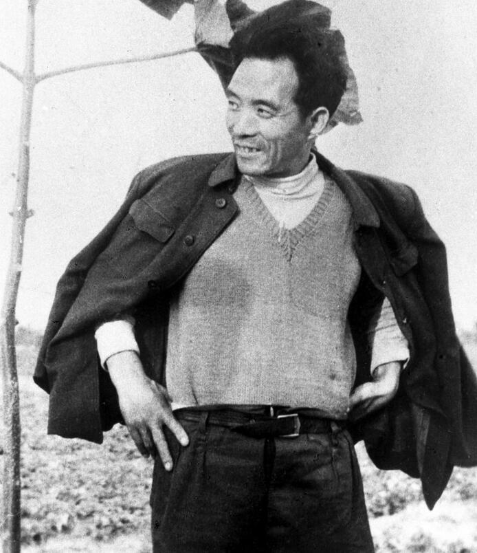 這是焦裕祿當年滿懷豪情地在泡桐樹前留影。新華社發(fā)（1990年5月10日發(fā)）