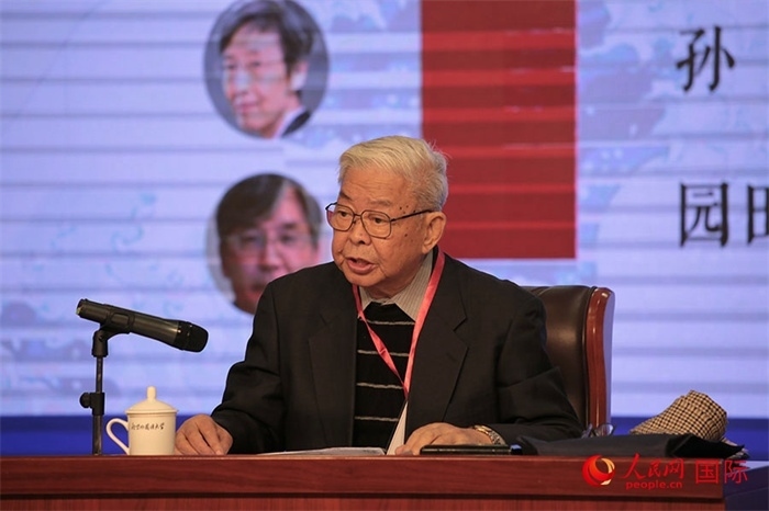 北京外國語大學(xué)北京日本學(xué)研究中心原主任嚴安生發(fā)表主旨演講。人民網(wǎng)記者 張麗婭攝