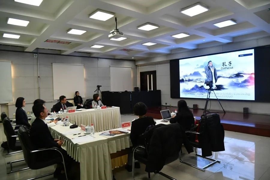 與會(huì)嘉賓觀看由美洲中心策劃制作的“一帶一路”主題視頻節(jié)目《習(xí)語(yǔ)用典——大道不孤 眾行致遠(yuǎn)》。