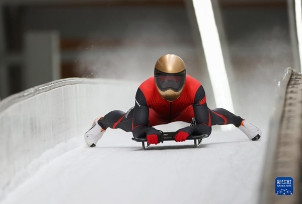 11月25日，天津隊選手閆文港在比賽中抵達終點。新華社記者 王楷焱 攝