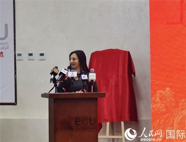 埃及中國(guó)大學(xué)副董事長(zhǎng)索娜塔致辭。人民網(wǎng)記者 沈小曉攝