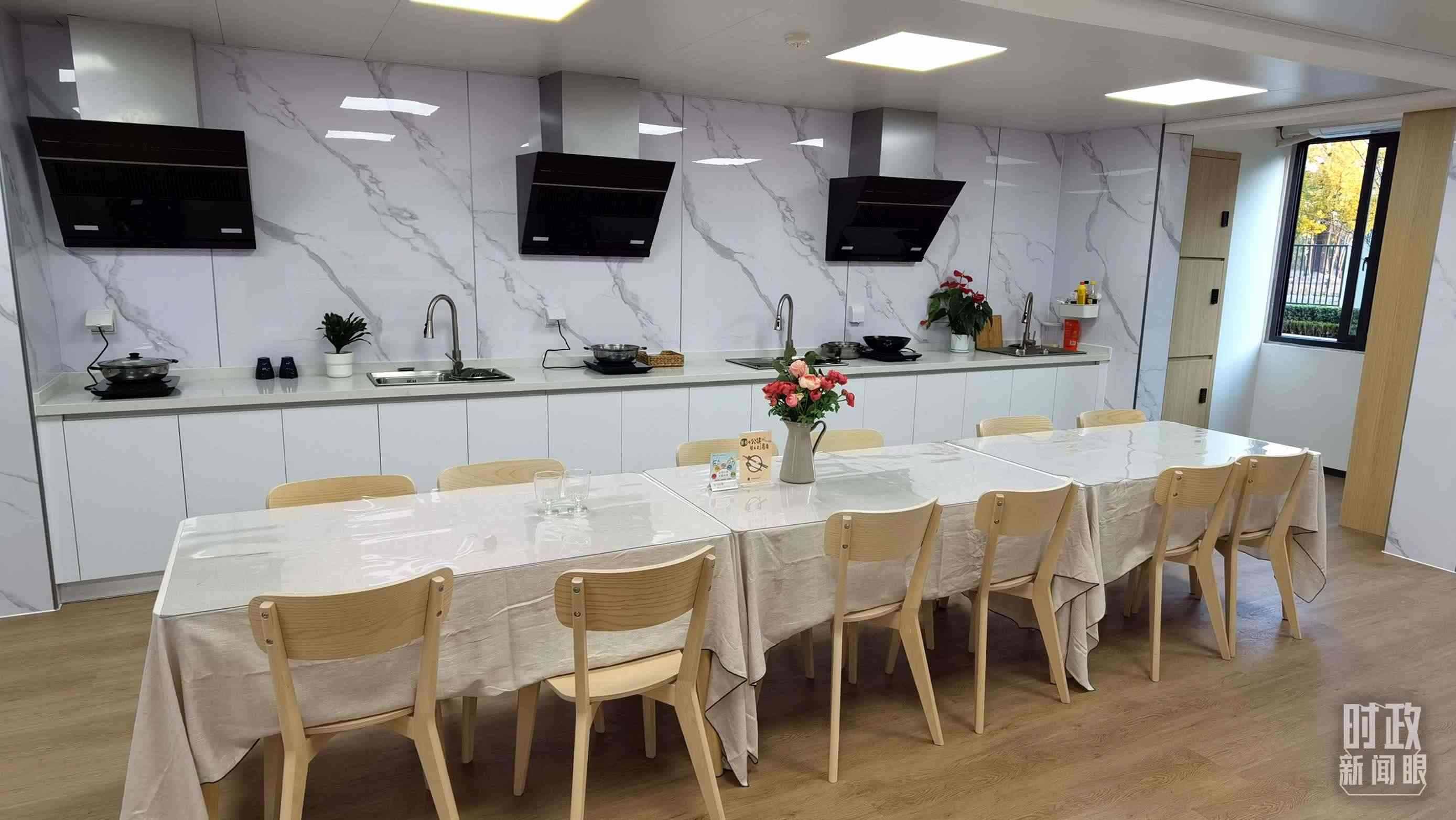 △閔行區(qū)新時代城市建設(shè)者管理者之家內(nèi)的共享廚房。（總臺央視記者郭鴻拍攝）