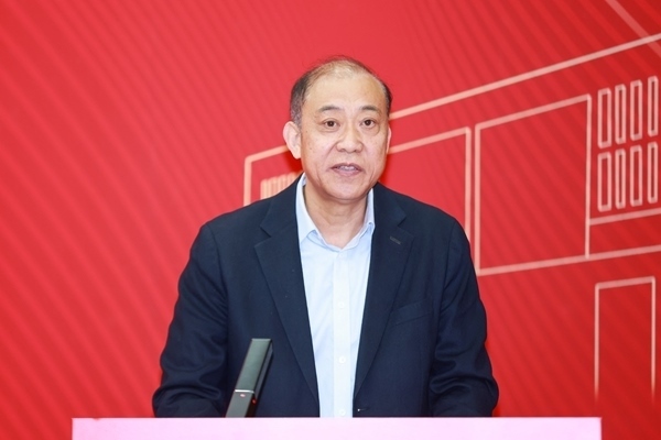 《教育踐悟錄》作者、中央財(cái)經(jīng)大學(xué)黨委書記何秀超。受訪者供圖