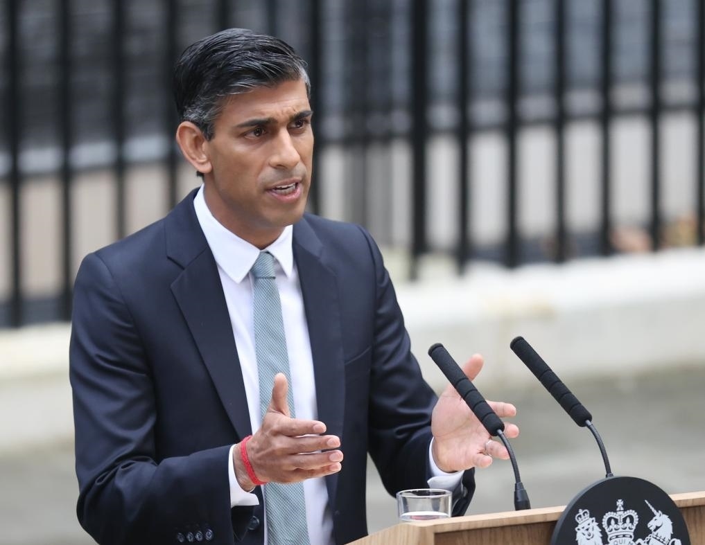 2022年10月25日，里?！ぬK納克在英國倫敦唐寧街10號(hào)首相府前發(fā)表講話。新華社記者李穎攝