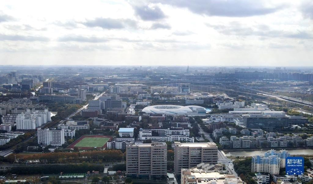 這是2023年11月25日在上海浦東新區(qū)張江科學(xué)城拍攝的形如鸚鵡螺的大科學(xué)裝置上海光源（中）（無人機(jī)照片）。新華社記者 方喆 攝