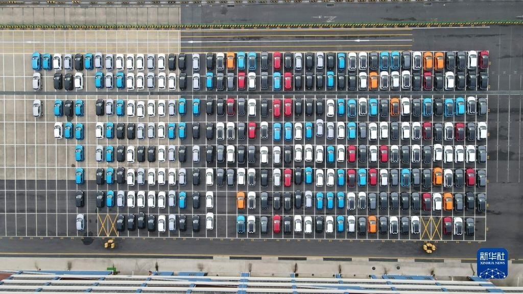 這是2023年7月9日在上海外高橋海通汽車碼頭拍攝的等待裝船運(yùn)往澳大利亞的上汽MG品牌汽車和新能源車（無人機(jī)照片）。新華社記者 方喆 攝