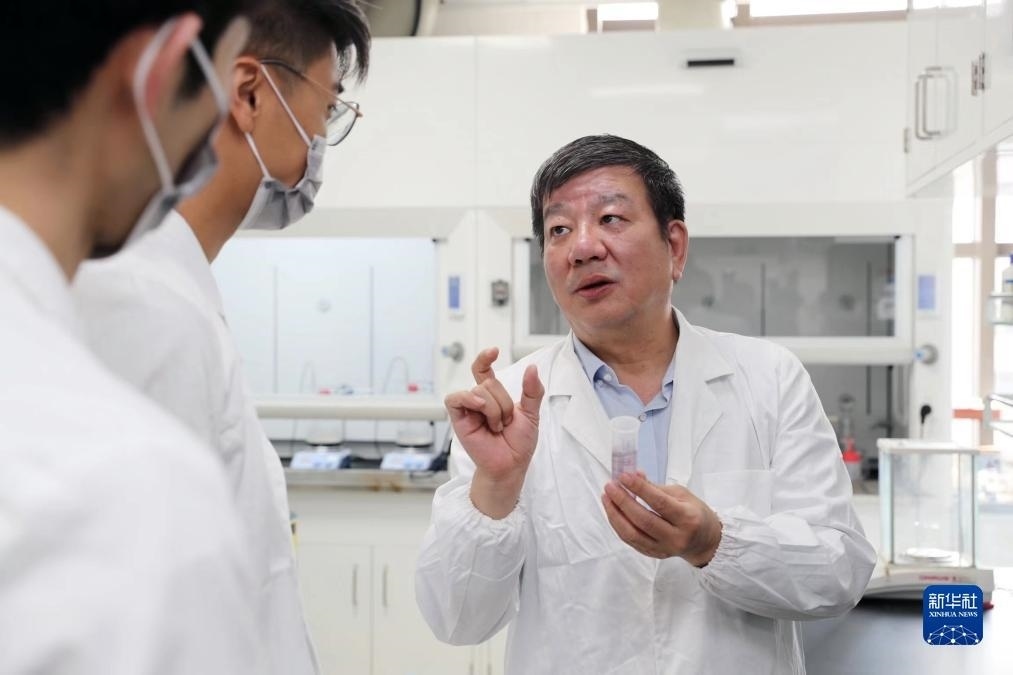 中國科學(xué)院院士、國家自然科學(xué)獎(jiǎng)一等獎(jiǎng)得主趙東元在復(fù)旦大學(xué)實(shí)驗(yàn)室里指導(dǎo)學(xué)生（2023年9月2日攝）。新華社記者 劉穎 攝