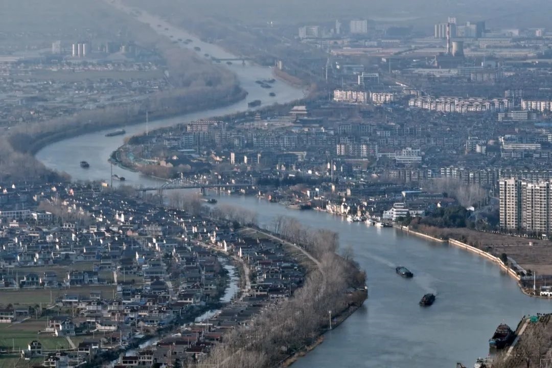 2月16日，貨船行駛在京杭大運河江蘇寶應(yīng)段。新華社發(fā)（沈冬兵攝）