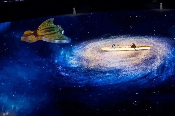 杭州第4屆亞殘運會閉幕式上，吉祥物飛飛幻化回良渚玉鳥的模樣，盤旋于夜色之中。記者 倪雁強 董旭明 攝