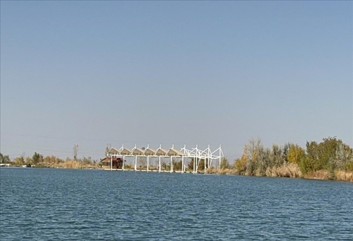 2023年11月1日，督察組拍攝到弱水花海景區(qū)建有人工湖及水上游樂(lè)設(shè)施。（中央第四生態(tài)環(huán)境保護(hù)督察組供圖）