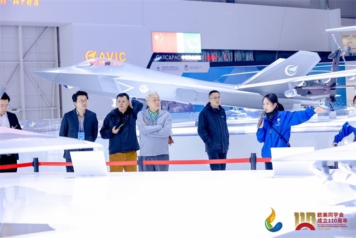 參會嘉賓和留學歸國人員參觀珠海太空中心。主辦方供圖