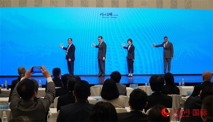 嘉賓共同啟動“何以文明”日本特展體驗暨2024年總臺春晚宣介區(qū)。人民網 蔣曉辰攝