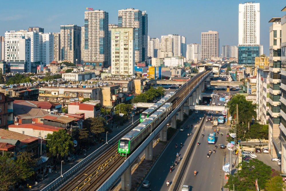 2021年12月1日，在越南首都河內(nèi)，列車在吉靈-河?xùn)|輕軌線上行駛。新華社發(fā)（中鐵六局河內(nèi)輕軌項目部供圖）